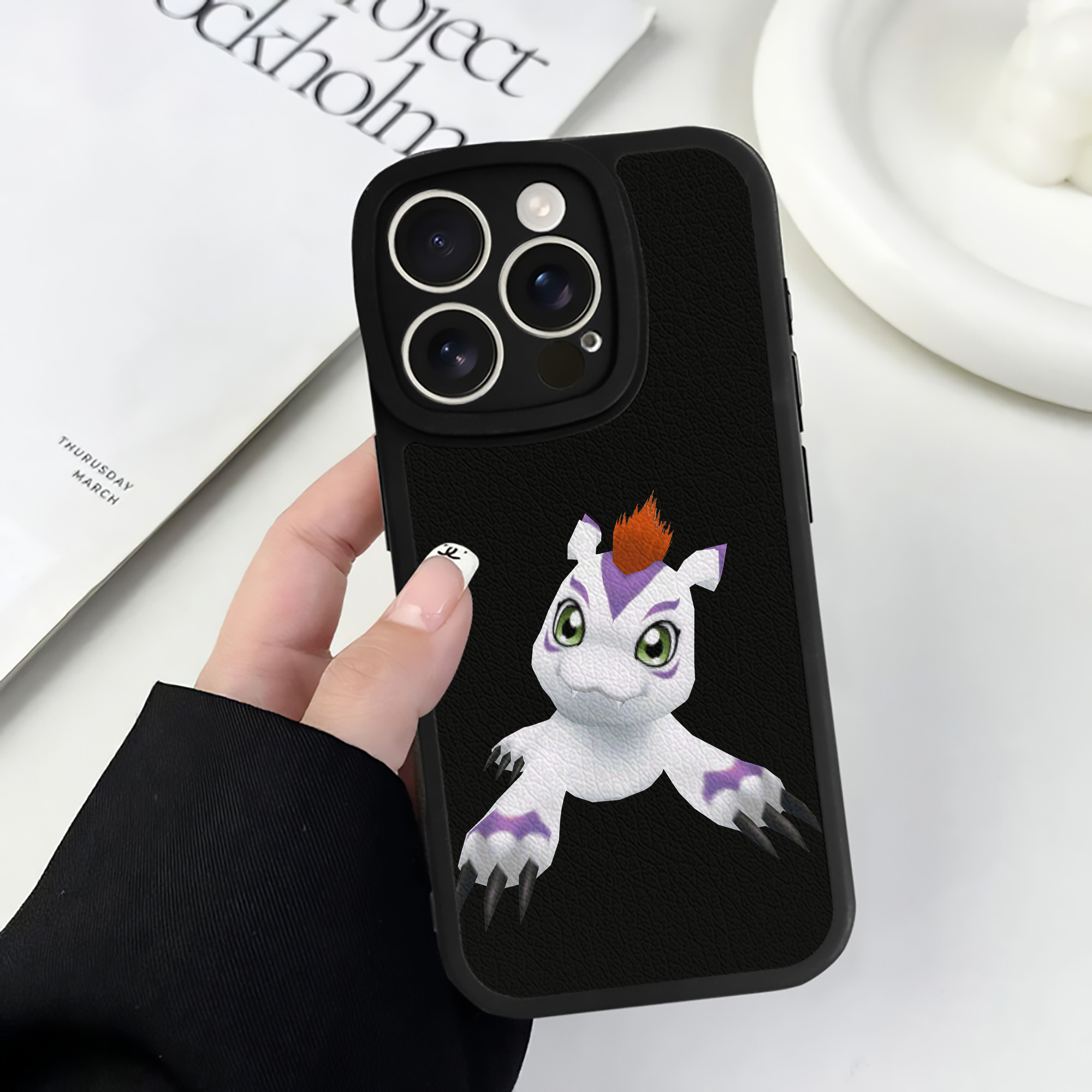 （画像用） Digimon デジタルモンスター/デジモン 【iPhone 16シリーズ対応】シリコンスマホケース（レザー調） 材質：シリコン